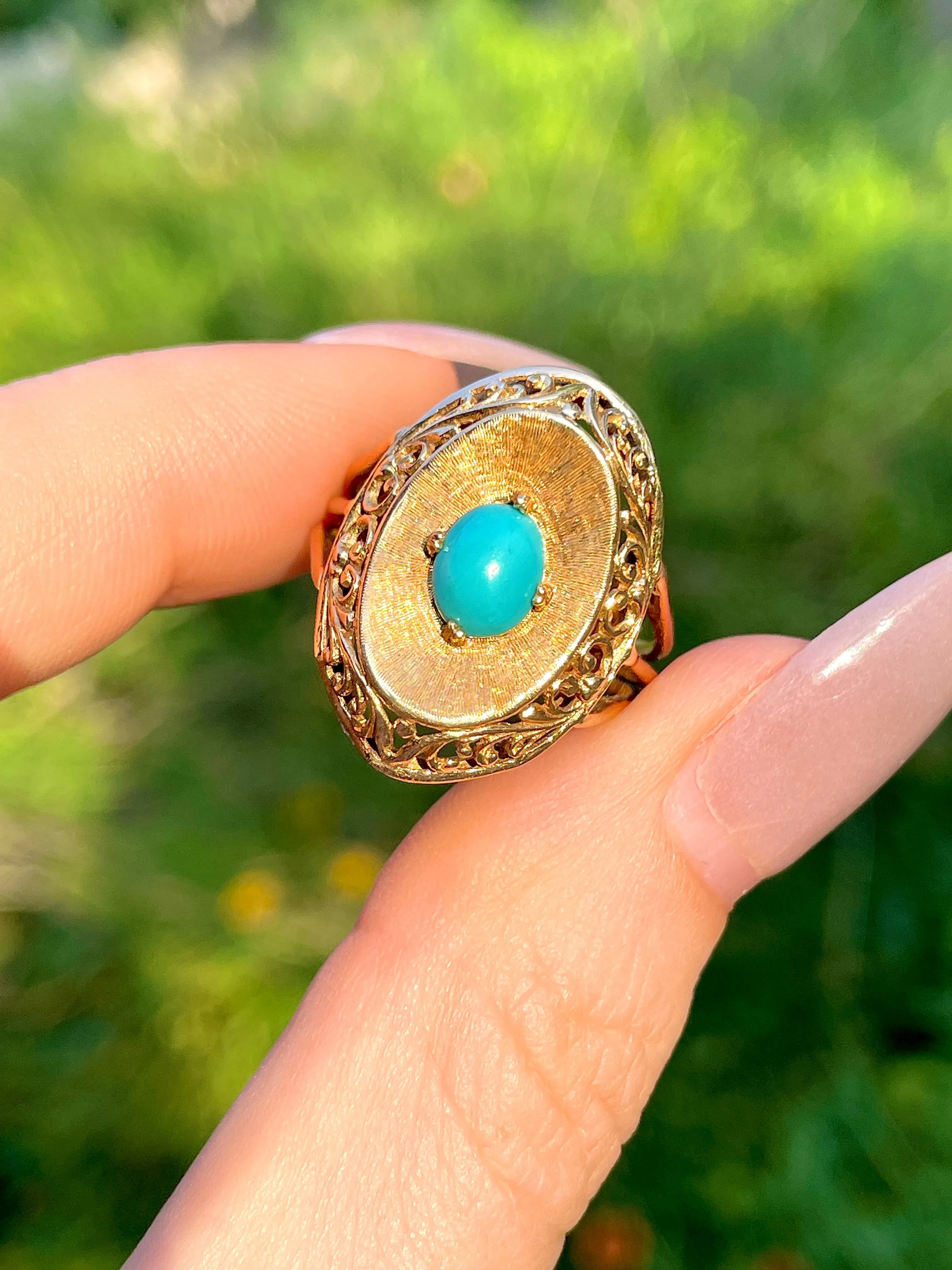 Vintage yellow 18K turquoise oval scroll ring, size 7.25